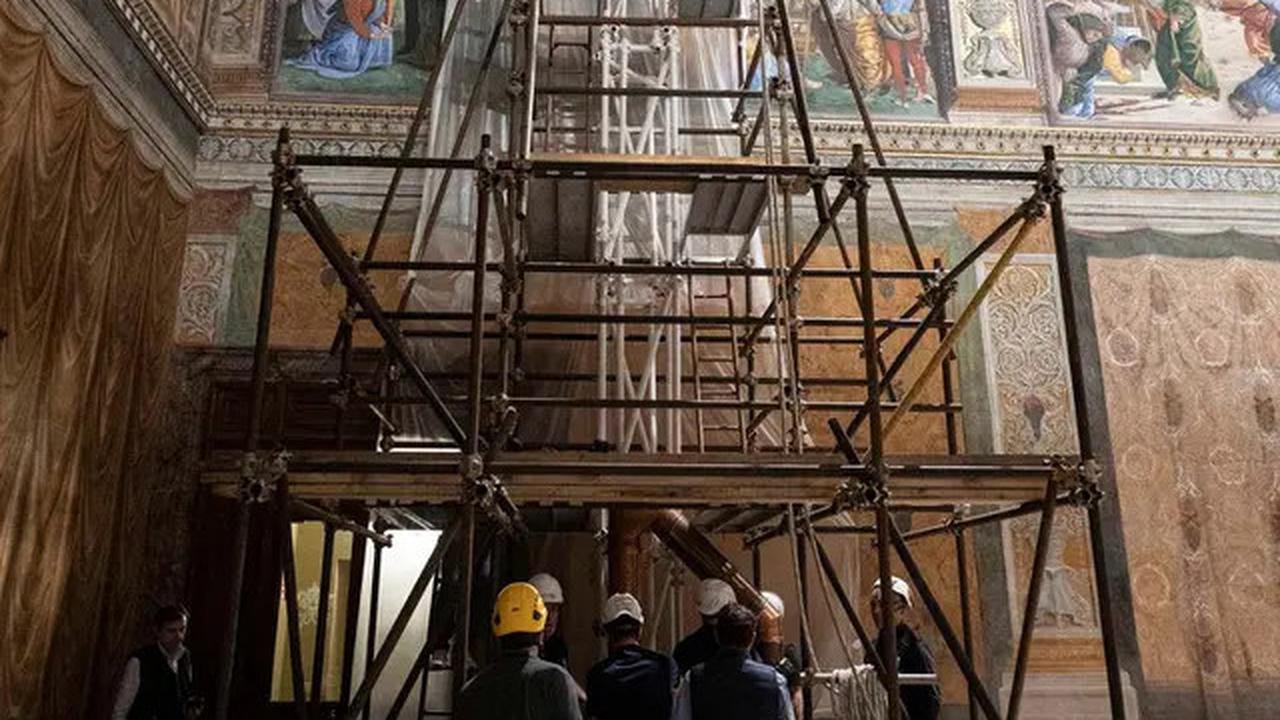 Melihat Lebih Dekat Proses Pemasangan Cerobong Asap di Kapel Sistina Vatikan