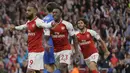 Striker Arsenal, Alexandre Lacazette, merayakan gol yang dicetaknya ke gawang Leicester pada laga Premier League di Stadion Emirates, London, Jumat (11/8/2017). Arsenal menang 4-3 atas Leicester. (AP/Alastair Grant)