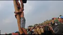 Sby menyaksikan lomba panjat pinang saat pesta rakyat di kawasan IPSC, Bogor, Selasa (18/8/2014) (Liputan6.com/Johan Tallo)