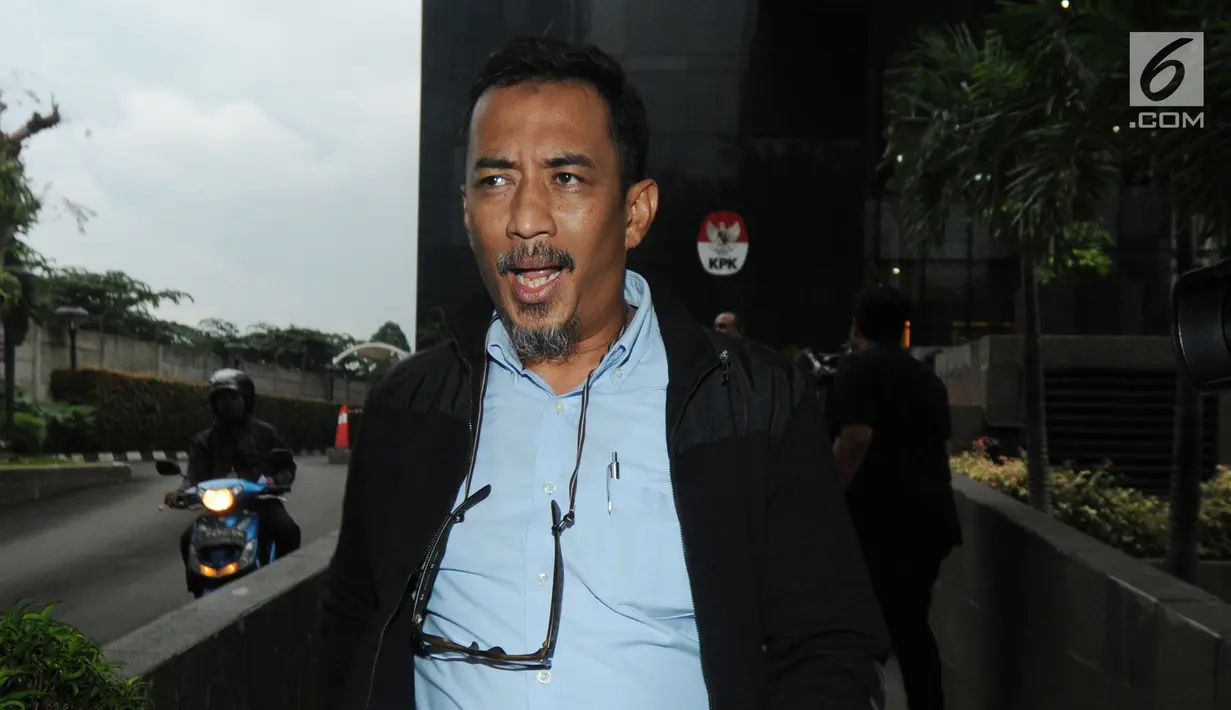 Mantan Wakil Ketua Banggar DPR dari Fraksi PAN Ahmad Rizki Sadig usai diperiksa penyidik di gedung KPK, Jakarta, Kamis (31/1). Ahmad diperiksa sebagai saksi untuk tersangka Wakil Ketua DPR nonaktif Taufik Kurniawan. (Merdeka.com/Dwi Narwoko)