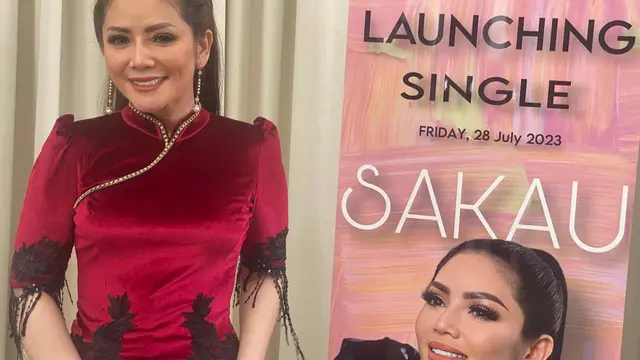 Kristina Iswandari merilis single Sakau di kediamannya di kawasan Koja, Jakarta Utara, Jumat (28/7/2023).