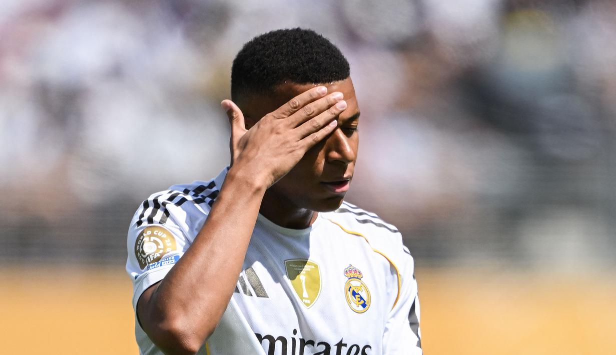 Kegagalan Los Blancos melangkah ke final memastikan mereka nihil gelar mayor di akhir musim 2024/25. Sebelum ini, mereka juga gagal mempertahankan gelar LaLiga dan Liga Champions serta kalah di final Copa del Rey dari Barcelona. (AFP/David Ramos)