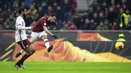 Gelandang AC Milan, Hakan Calhanoglu menembak bola saat mencetak gol ke gawang Torino pada pertandingan Liga Serie A Italia di stadion san Siro di Milan pada 28 Januari 2020. Kepastian kepindahan Calhanoglu ke Inter diumumkan langsung oleh klub, Selasa (22/6/2021) malam WIB. (AFP/Miguel Medina)