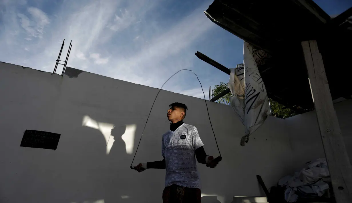 Seorang warga berlatih pada salah satu ruangan Apartemen yang kosong saat sore hari di Monterrey, Mexico (29/1/2016). (REUTERS/Daniel Becerril) 