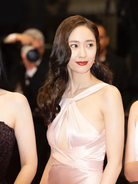 Jessica juga meminta Krystal memperhatikan gaya rambutnya saat tampil di Cannes. Tampilan female-fatale ala Krystal semakin memikat dengan tatanan rambut yang dibiarkan tergerai bergelombang. Foto: Instagram.