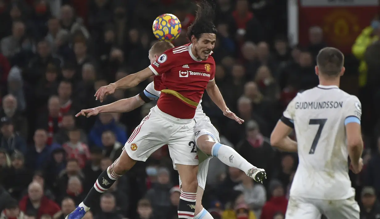 Penyerang Manchester United, Edinson Cavani berebut bola udara dengan pemain Burnley, Ben Mee  selama pertandingan lanjutan Liga Inggris di Old Trafford, Inggris, Jumat (31/12/2021). Berkat kemenangan tersebut, Man United naik satu tingkat di klasemen sementara Premier League. (AP Photo/Rui Vieira)