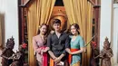 Menjadi orang paling tampan saat bersama kedua kakak perempuannya, terlihat bahwa ketiga bersaudara ini sangat akur menjadi kakak beradik. Tampil mengenakan busana khas Bali, penampilannya ini pun menuai banyak pujian netizen. (Liputan6.com/IG/@antonioblancojr)