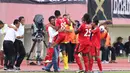 Pemain Semen Padang, Irsyad Maulana, merayakan gol kedua yang dicetaknya ke gawang Mitra Kukar bersama pelatih Nil Maizar pada lanjutan Grup D Piala Jenderal Sudirman 2015 di Stadion Manahan, Solo, Selasa (15/12/2015). (Bola.com/Nicklas Hanoatubun)
