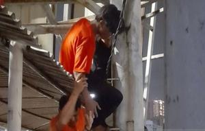 Anggota Polres Metro Bekasi Kota saat berusaha mengevakuasi pria berinisial ABP yang hendak melakukan aksi bunuh diri di Jembatan Penyeberangan Orang (JPO) depan Mega Bekasi Hypermall, Bekasi Selatan, Kota Bekasi, Jumat (20/3/2026) (Istimewa)