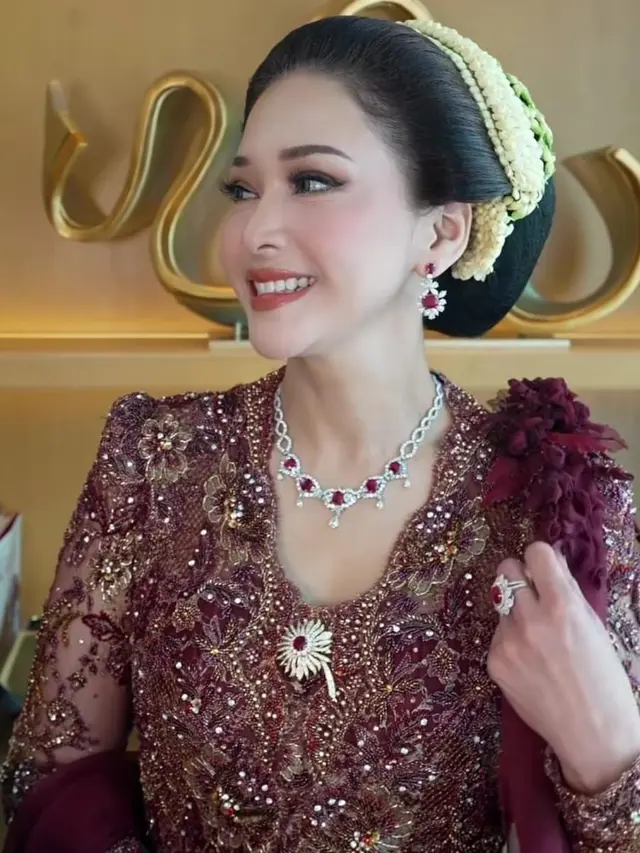 Potret Maia Estianty saat Akad Nikah El Syifa dengan Perhiasan Set Red Ruby yang Memukau