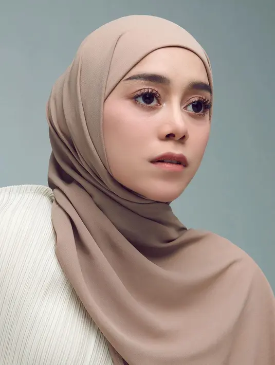 Lesti Kejora cantik dengan makeup natural. Dengan kesan seperti tak mengenakan riasan, Lesti Kejora menampilkan kulit sehatnya dengan riasan minimalis. Foto: Instagram.