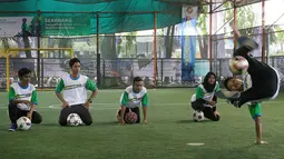 Pemain bola melakukan free style pada pembukaan Turnamen BPJS Futsal Challenge 2017 di Jakarta, Sabtu, (11/11). Turnamen ini diikuti 40 tim dari BUMN, korporasi dan media dari tanggal 11-12 November. (Liputan6.com/Fery Pradolo)