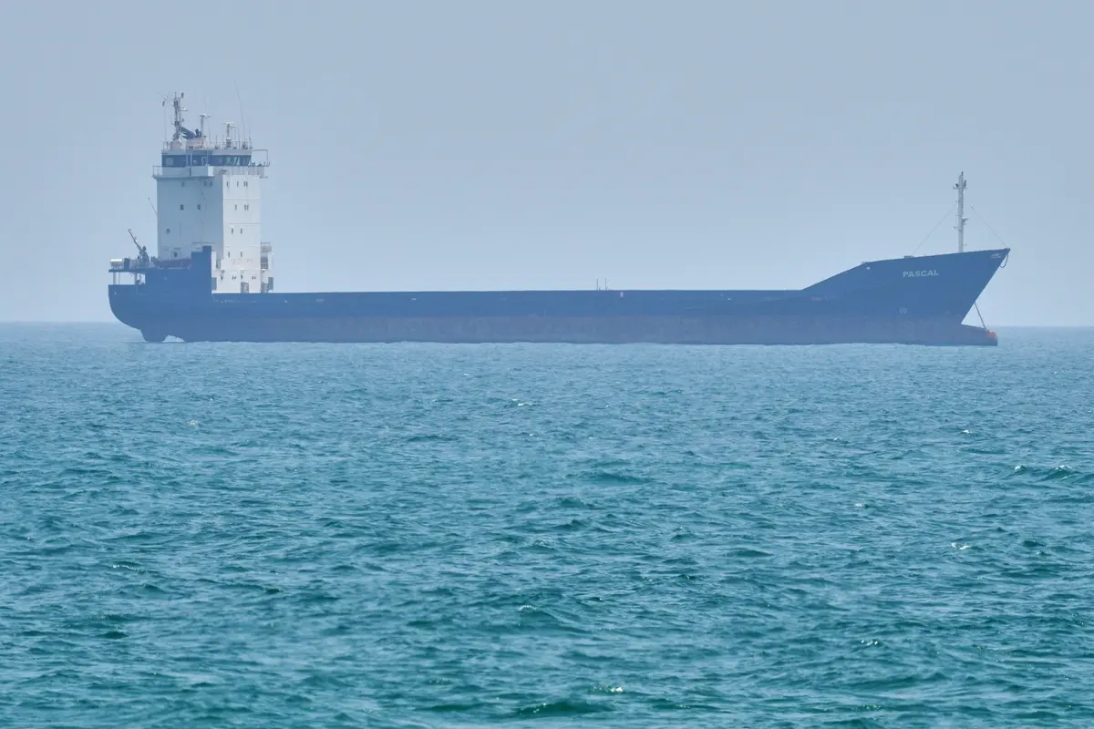Sebuah kapal tanker berlabuh di Selat Hormuz di lepas pantai Pulau Qeshm, Iran, Sabtu, 18 April 2026. (AP Photo/Asghar Besharati)