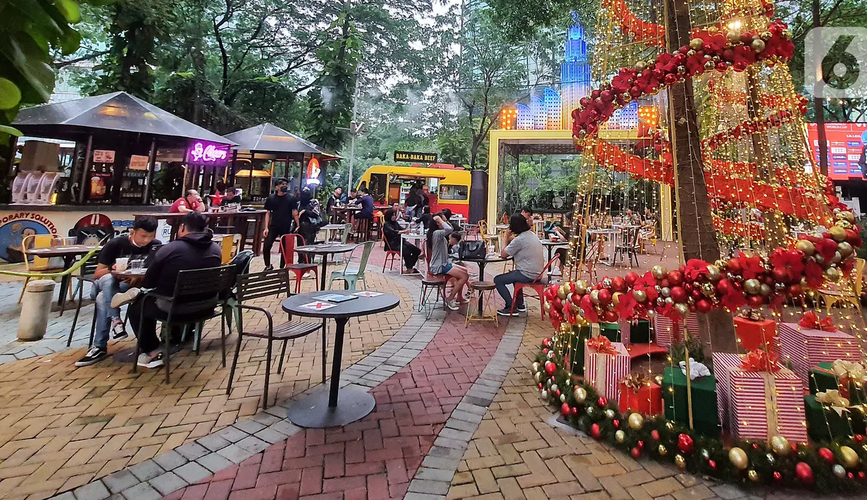 Pengunjung menikmati makanan dan minuman ringan di  area outdoor Coffee Walk Lippo Mall Puri, Jakarta, Minggu (5/12/2021). Menjelang perayaan Natal 2021 area outdoor yang dikemas dengan bangunan ala New York dan pohon natal mengusung konsep New York Christmas. (Liputan6.com/Fery Pradolo)