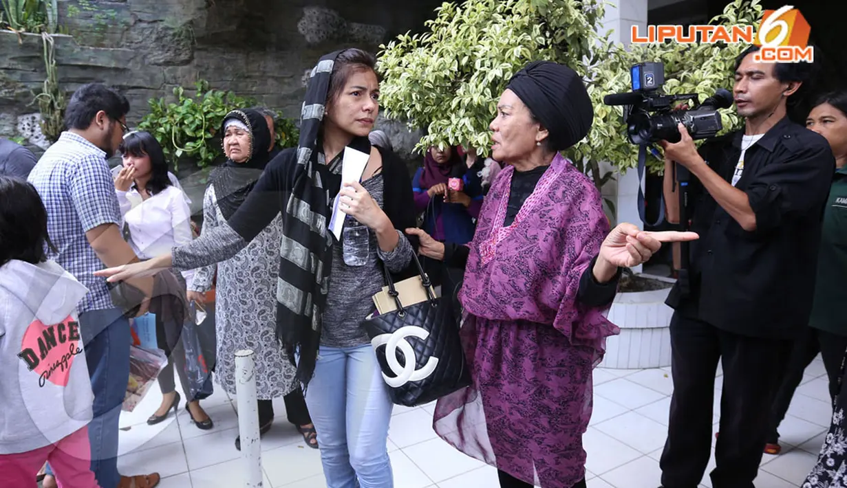 Suasana duka menyelimuti keluarga besar Meisya Siregar saat ibunda tercinta tutup usia karena penyempitan jantung, Selasa (22/4/2014) (Liputan6.com/Johan Tallo).