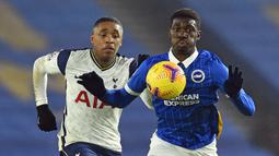 Gelandang Brighton and Hove Albion, Yves Bissouma (kanan) berebut bola dengan gelandang Tottenham Hotspur, Steven Bergwijn dalam laga lanjutan Liga Inggris 2020/21 pekan ke-21 di American Express Community Stadium, Minggu (31/1/2021). Brighton menang 1-0 atas Tottenham. (AFP/Glyn Kirk/Pool)