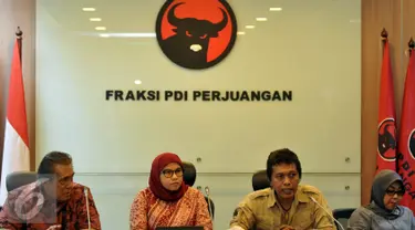 Anggota DPR Fraksi PDIP Nazaruddin Kiemas bersama Diah Pitaloka, Adian Napitupulu, dan Sadar Restuwati saat memberikan keterangan pers terkait sistem transportasi berbasis online di Gedung DPR, Jakarta, Rabu (23/3/2016). (Liputan6.com/Johan Tallo)