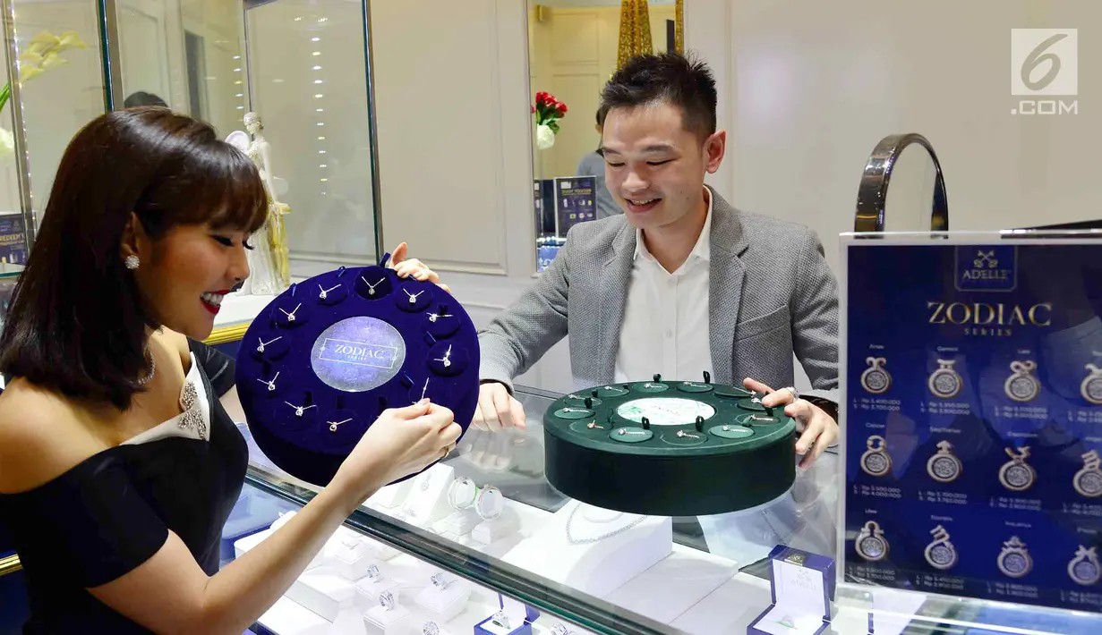 Penyanyi Gisella Anastasia memilih kalung koleksi dari Adelle Jewellery di Kelapa Gading, Jakarta, Kamis (8/6). Adelle Jewellery meluncurkan dua koleksi teranyarnya, Zodiac Series dan Animal Series. (Liputan6.com)
