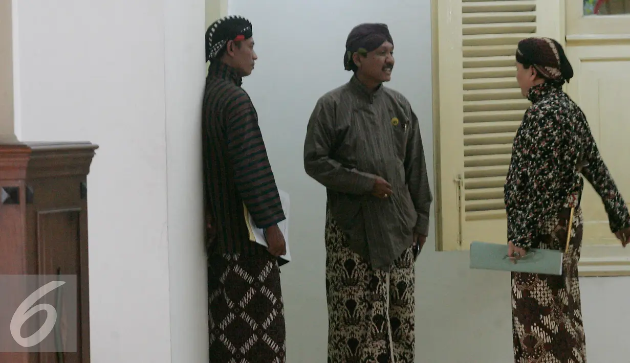 Sejumlah anggota PNS ruang lingkup DPRD, DIY, mengenakan busana tradisional, (31/8). Pemakaian busana tradisional untuk memperingati HUT keistimewaan Yogyakarta ke 4. (Liputan6.com/Boy Harjanto)