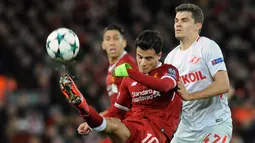 Pemain Liverpool, Philippe Coutinho, berebut bola dengan pemain Spartak Moscow, Roman Zobnin pada matchday terakhir Grup E Liga Champions di Stadion Anfield, Kamis (7/12). Liverpool berpesta gol menggilas Spartak Moskow 7-0. (AP/Rui Vieira)