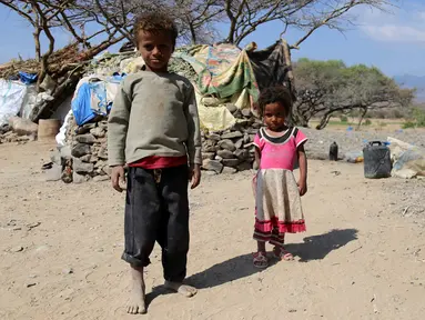 Kondisi anak-anak  Yaman di kamp pengungsian Taez, Yaman (11/1). Menurut WHO pada 2015 tercatat 2,1 juta orang terlantar akibat konflik pemberontak yang didukung Iran dan pasukan pemerintah yang didukung koalisi Arab Saudi. (AFP Photo/Ahmad Al-Basha)
