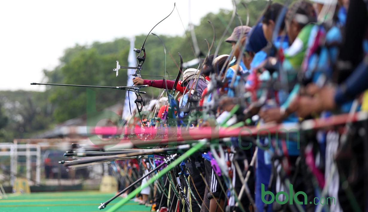 Para Atlet Panahan saat beraksi pada Kualifikasi PON XIX-2016 Jawa Barat di Lapangan Panahan Senayan, Jakarta, Selasa (24/11/2015). (Bola.com/Nicklas Hanoatubun)