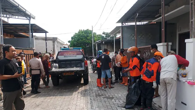 Pria ditemukan tewas membusuk di dalam rumah penuh sampah