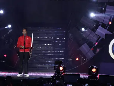 Presiden Jokowi memberi sambutan saat hitung mundur Asian Games 2018 di Monas, Jakarta, Jumat (18/8). Acara ini menandai setahun Jakarta-Palembang sebelum menjadi tuan rumah Asian Games ke-18 itu. (Liputan6.com/Herman Zakharia)