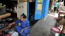 Aktivitas warga yang tinggal di Gang Sekretaris, RT 015/RW 007 Tanjung Duren Utara, Jakarta Barat , Selasa (8/10/2019). Warga di kawasan itu tidak memiliki septic tank sehingga limbah hasil BAB langsung mengalir ke kali yang bersebelahan dengan tempat tinggal. (Liputan6.com/Herman Zakharia)
