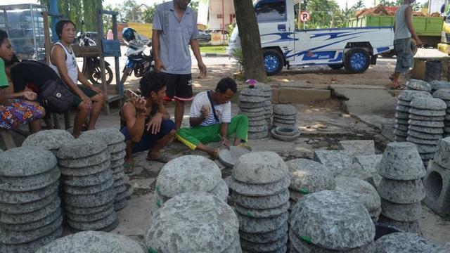 Penjual Cobek  Batu Gunung Padalarang Untung Rp 500 Ribu 