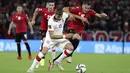 Penyerang Albania Rey Manaj dan bek Polandia Jan Bednarek berebut bola pada lanjutan Grup I Kualifikasi Piala Dunia 2022 Zona Eropa, di Air Albania Stadium, Rabu (13/10/2021) dini hari WIB.  Kemenangan Polandia 1-0 atas Albania diwarnai aksi pelemparan botol oleh suporter. (AP Photo/Franc Zhurda)