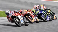 Andrea Dovizioso dan Marc Marquez terlibat persaingan sengit di MotoGP Austria 2017. (AP Photo/Kerstin Joensson)