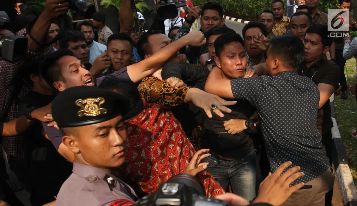 Massa mencoba masuk ke gedung KPK, Jakarta, Jumat (13/9/2019). Sempat terjadi baku hantam dalam demo saat massa aksi yang merupakan pendukung revisi Undang-Undang KPK itu mencoba merangsek untuk mencopot kain hitam yang menutupi logo KPK. (Liputan6.com/HO/Andri)