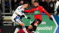 Eliano Reijnders dan Calvin Verdonk saling beradu dalam laga Eredivisie 2024/2025 yang mempertemukan PEC Zwolle Vs NEC Nijmegen, Minggu (12/1/2025) dini hari WIB. (Dok. NEC Nijmegen)