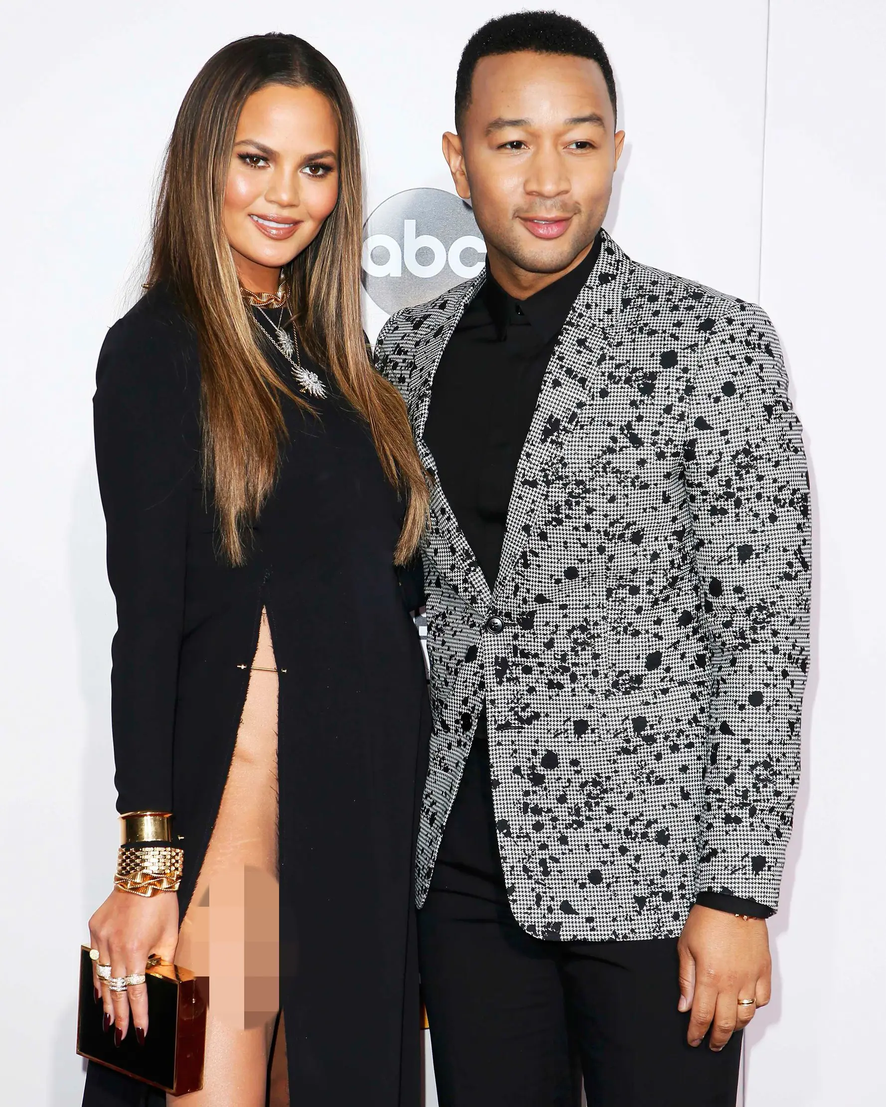 Model Chrissy Teigan menemani suaminya, John legend menghadiri American Music Awards (AMA) 2016 di Los Angeles, California, Minggu (20/11). Chrissy Teigen mengenakan gaun dengan belahan tinggi terbuka hingga ke payudara. (REUTERS/Danny Moloshok)