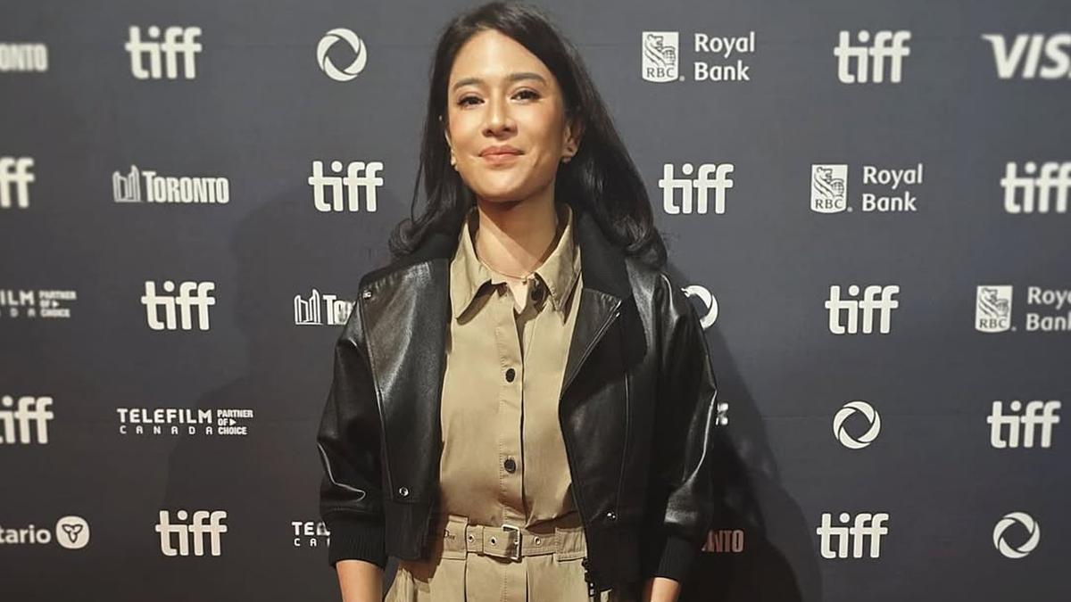 Penampilan Power Dressing yang Begitu Atraktif dari Dian Sastrowardoyo