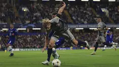 Gelandang Red Bull Salzburg Maurits Kjaergaard berebut bola dengan geladang Chelsea Mason Mount dalam matchday Grup E Liga Champions di Stamford Bridge, Kamis (15/9/2022) dini hari WIB. Chelsea hanya mampu bermain imbang 1-1 dengan RB Salzburg. (AP Photo/Leila Coker)