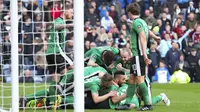 Pemain Lincoln City merayakan gol Sean Raggett ke gawang klub Liga Inggris Burnley pada laga babak kelima Piala FA, Sabtu (18/2/2017). (AP Photo/Martin Rickett) 