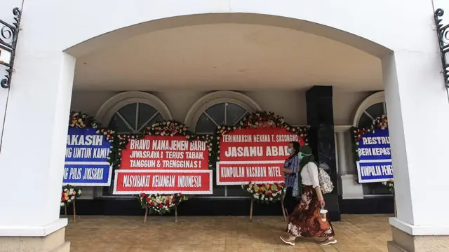 Puluhan karangan bunga memadati teras gedung Kantor Pusat PT Asuransi Jiwasraya (Persero) di Jalan Juanda No.34, Jakarta Pusat, Selasa (15/12/2020).