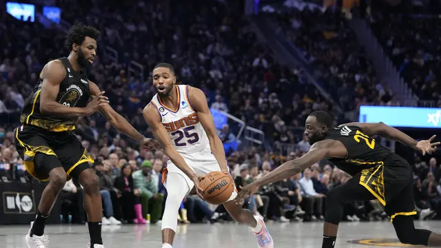 Aksi pemain Suns Mikal Bridges menerobos pertahanan Warriors
