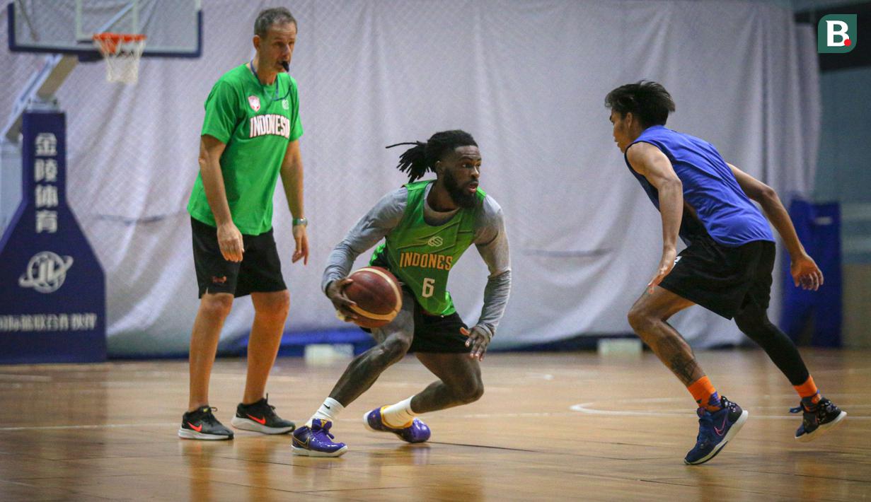 Pemain Timnas Basket Indonesia, Anthony Beane Jr (tengah) saat pemusatan latihan Timnas Basket Indonesia untuk SEA Games 2023 Kamboja di GBK Arena, Senayan, Jakarta, Rabu (03/05/2023). (Bagaskara Lazuardi)