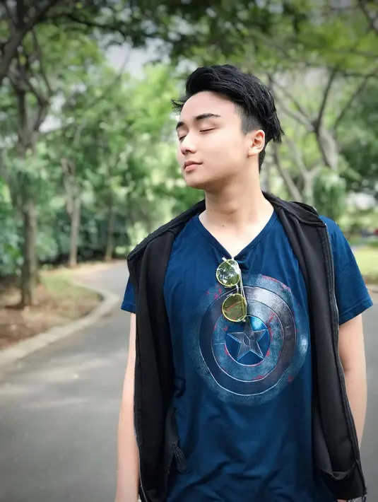 Leon Dozan merupakan putra dari aktor laga Willy DOzan. Selain tampan, ia juga jago bela diri seperti sang ayah. (Foto: instagram.com/leonkikey0127)