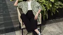 Alika Islamadina memberikan twist unik pada tampilannya. Oversized printed shirt berpadu apik dengan t-shirt basic dan aksentuasi nuansa metalik dari kalung hingga sepatu. [Foto; Instagram/ Alika Islamadina]