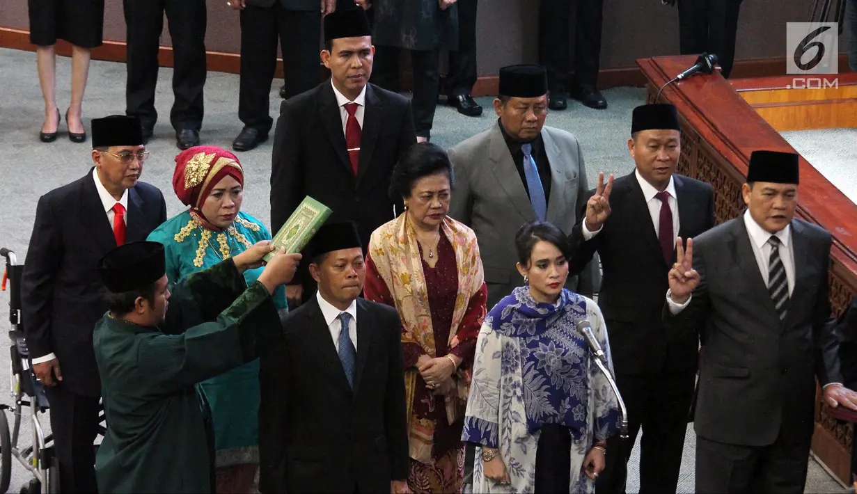 Sembilan anggota DPR membacakan sumpah dan janji saat Pergantian Antar Waktu (PAW) pada Rapat Paripurna DPR, Jakarta, Selasa (2/10). Sembilan anggota PAW tersebut terdiri dari empat fraksi. (Liputan6.com/JohanTallo)
