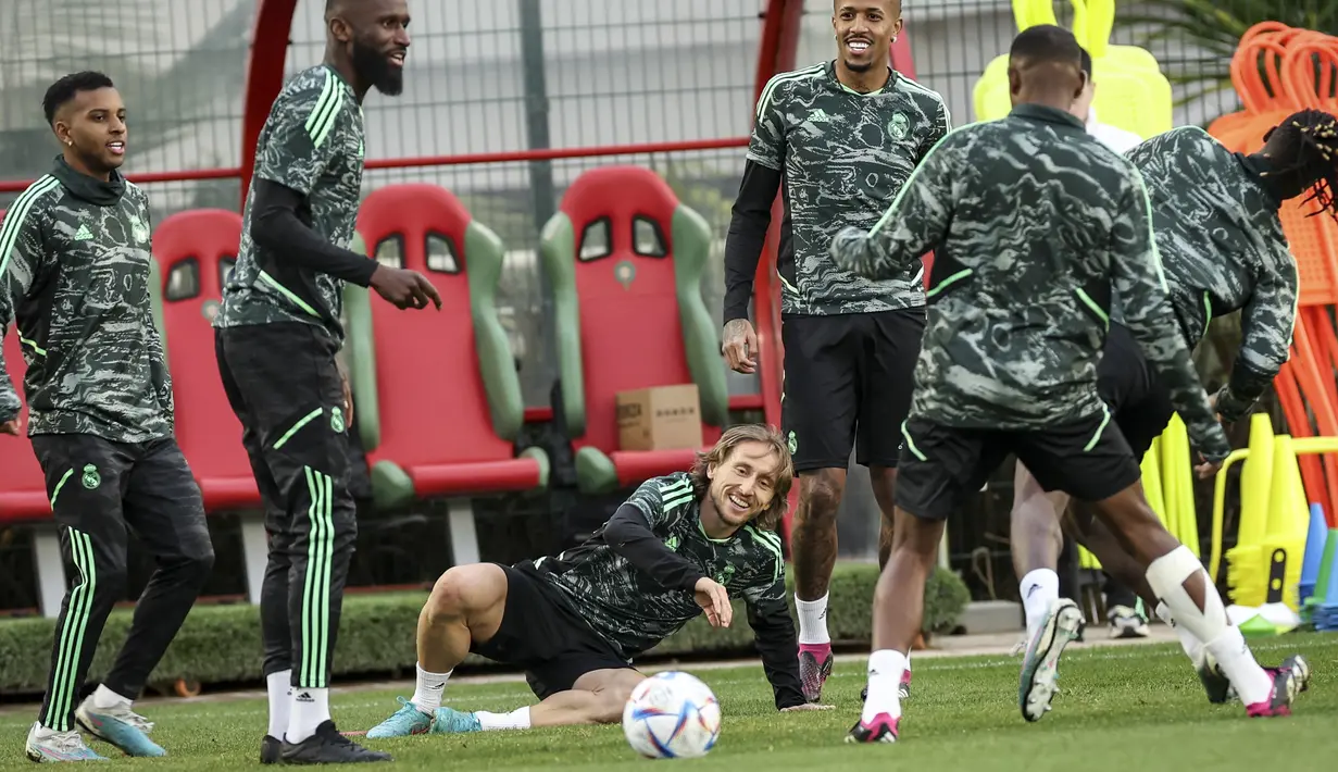 Para pemain Real Madrid mengikuti sesi latihan jelang berhadapan dengan wakil Asia, Al-Hilal pada final Piala Dunia Antarklub 2022, di Sale, Jumat (10/2/2023). Madrid, yang berstatus juara Liga Champions 2021/2022, menghajar Al-Ahly (runner-up CAF Champions League 2021/2022) dengan skor 4-1. (FADEL SENNA / AFP)