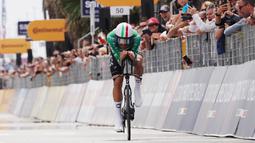 Pembalap INEOS Grenadiers, Filippo Ganna tampil gemilang dalam balapan kandangnya di Italia. Ganna bahkan sempat melakukan overlap dua pembalap di depannya. (AP Photo/LaPresse/Gian Mattia d'Alberto)