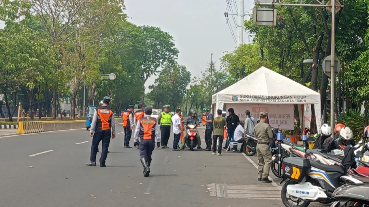 "Kita melihat situasi kondisi masyarakat saat ini, dan banyak masyarakat yang istilahnya masih butuh sosialisasi lagi," kata dia.<br>