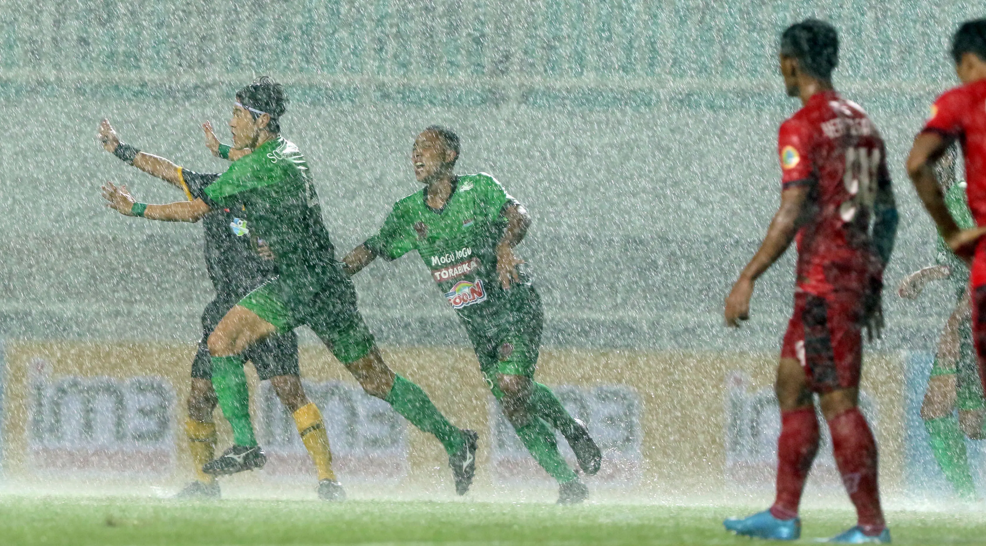 Pemain PS TNI merayakan gol Hong Soon-hak (kiri) pada laga melawan Persiba Balikpapan pada lanjutan Liga 1 Indonesia di Stadion Pakansari, Kab Bogor, Jumat (5/5/2017). Laga kedua tim berakhir imbang 1-1. (Liputan6.com/Helmi Fithriansyah)