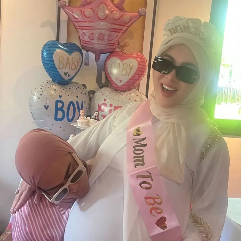 Syahrini saat diberi kejutan baby shower oleh ibu dan adiknya