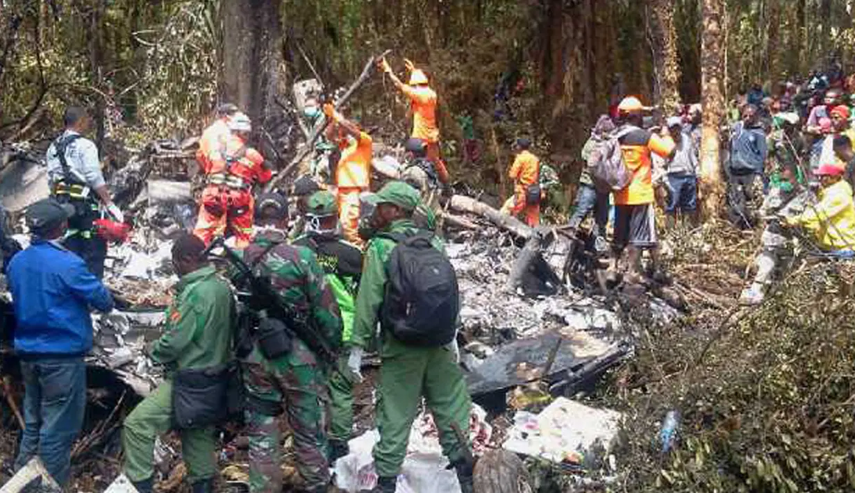 Tim Basarnas dibantu warga mengevakuasi jenazah korban pesawat Trigana Air di Oksob, Pegunungan Bintang, Papua, Selasa (18/8/2015). Pesawat yang membawa 54 penumpang tersebut ditemukan dalam keadaan hancur dan terbakar. (Istimewa)